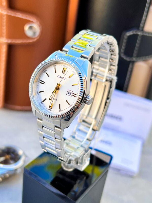 Reloj Casio RETRO (LTP-1302D-7A2VDF)