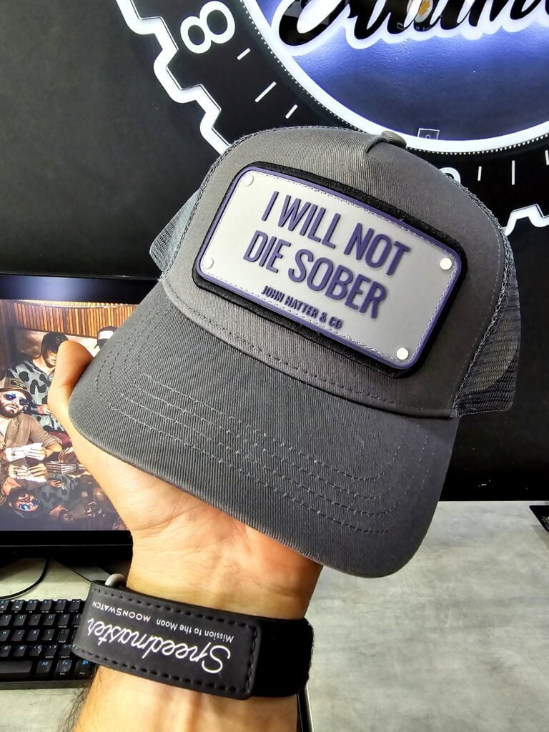 Gorra de lujo John Hatter I Will not Die Sober - No Moriré Sobrio Ruber